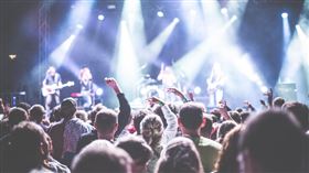 樂手 樂團 表演 演出 舞台 觀眾 派對 示意圖/pixabay