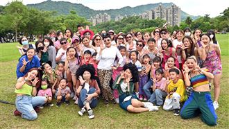 南港公園驚見辣媽熱舞　轉身超級天后