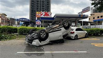 女排錯檔暴衝　飛越分隔島撞車翻覆