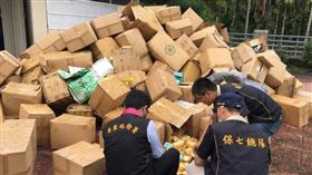 台灣屏東地方檢察署偵辦一起以進口越南茶葉混充台灣茶標示不實販售案件，檢警與衛生單位前往查緝，查獲逾9600公斤越南茶葉，全數銷毀。（屏檢提供）中央社記者李卉婷傳真 111年8月19日