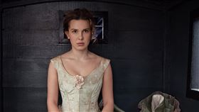 《天才少女福爾摩斯》米莉·芭比·布朗、米莉芭比布朗。（圖／Netflix提供）