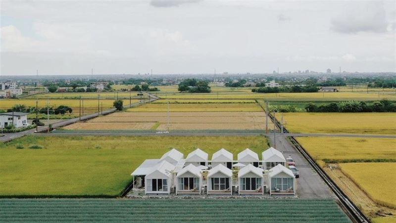 IG紅什麼／坐落蔥田間的純白小屋