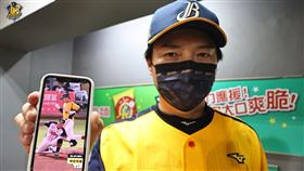 兄弟總教練林威助拿彩色截圖影印紙向賽務部抗議。（圖／中信兄弟提供）