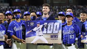 ▲富邦悍將Mike Loree（羅力）在新竹獲得生涯百勝。（圖／富邦悍將球團提供）