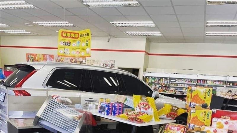 百萬休旅撞超商　網見車頭照：夠堅固