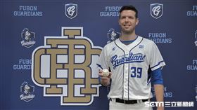 ▲富邦悍將先發投手羅力和專屬LOGO合影。（圖／記者劉彥池攝影）