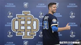 ▲富邦悍將先發投手羅力穿著百勝紀念球衣和專屬LOGO合影。（圖／記者劉彥池攝影）