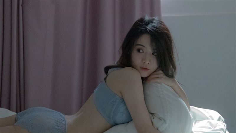 比基尼「遭檢舉太裸露」阿沁辣妻反擊