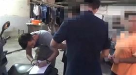 女蛇頭男黨羽落網　母哭求：我兒很乖（圖／翻攝畫面）