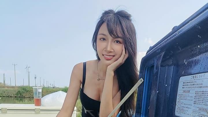 女神揪正妹釣魚　小背心挖空罩不住