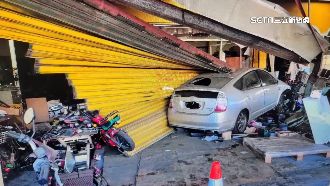 30歲男酒駕撞爛店面　脫困拔腿逃