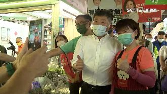 陳時中逛台北花市　支持者送花喊凍蒜