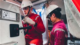 張聖佑執行船上定期救生艇演練。（圖／交通部航港局提供）