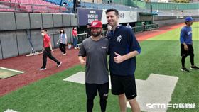 ▲Bryan Woodall（伍鐸）與Mike Loree（羅力）天母球場合影。（圖／記者蕭保祥攝影）