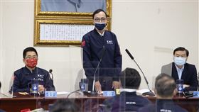 國民黨中常委賄選風波　朱立倫：考紀會積極查辦面對國民黨中常委選舉傳出選風敗壞的狀況，黨主席朱立倫（後中）9日在中常會中表示，對於媒體報導、社會傳言提及的任何賄選情況，考紀會將主動積極查辦，也歡迎黨員或黨代表，繼續提供相關證據，沒上限也沒時間限制，只要有證據，就辦到底，而且取消當選資格，送交考紀會開除黨籍，這是對於社會要求的基本因應。中央社記者謝佳璋攝  111年3月9日