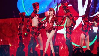 謝金燕上台直接露點　唱到這首歌哭了