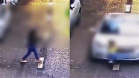 2寶媽「放生小孩」過馬路　3歲女童遭撞捲進車底畫面曝 （圖／
翻攝自微博）