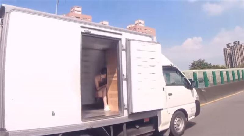 貨車後艙藏長腿妹！網：運到柬埔寨？