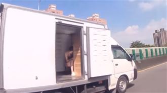 貨車後艙藏長腿妹！網：運到柬埔寨？