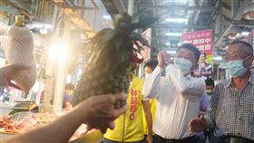 陳時中到士林市場拜票，受到民眾熱烈歡迎，有攤商送上菜頭與鳳梨，高喊凍蒜。（圖／中央社）