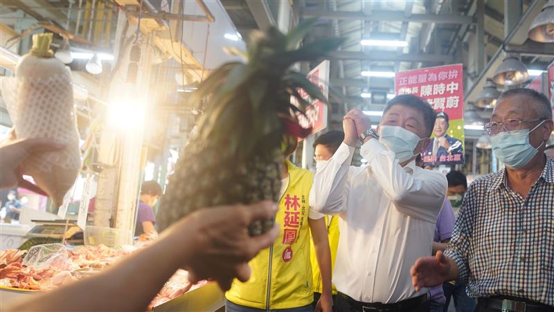 陳時中到士林市場拜票　攤商喊凍蒜