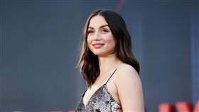 《灰影人》安娜德哈瑪斯（Ana de Armas）。（圖／Netflix提供）