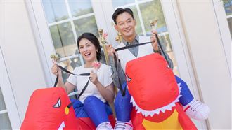 威廉卓君澤穿恐龍裝進場　吳宗憲現身