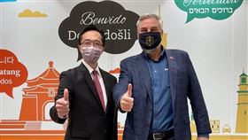 ▲外交部北美司司長徐佑典（圖左）代表外交部，於機場歡迎美國印第安納州州長侯康安（圖右）率團訪台。（圖／外交部提供）