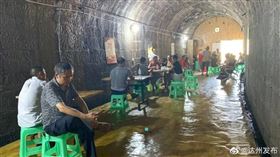 中國四川省限電，達州近日開放防空洞供民眾納涼。（圖／翻攝自達州發布微博）