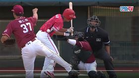 陳品捷被觸身球砸中先前拉傷的右側腹肌。（圖／翻攝自CPBL TV）