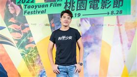 桃園電影節開幕片王傳一在《科學少女》飾演失去妻子的丈夫，展現不同於過往在電視劇上的表演。（圖／桃園電影節提供）