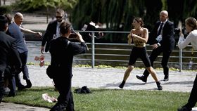 德國總理蕭茲（Olaf Scholz）遇裸女抗議。（圖／美聯社／達志影像）