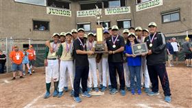 LLB次青少棒賽  台灣第8度奪冠台中市中山國中21日在美國密西根州泰勒舉行的世界少棒聯盟次青少棒賽摘下冠軍，賽後全隊在場中合影。這是過去11屆來台灣球隊第8度奪冠。（台灣世界少棒聯盟提供）中央社記者尹俊傑紐約傳真  111年8月22日