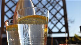 氣泡水https://www.flickr.com/photos/vialbost/8648808259/in/photolist-ebgpnM-oN6ZqT-ou1ECU-hJtEP-hJuzk-hJu8n-hJuo7-hJuYz-hJtVL-cF91f1-hJuMH-7Qnecw-avRr4R-avU71q-EBVcZT-4Ggnnb-oeHJ6e-4QZs6y-ouHdWs-v4SVJ6-4