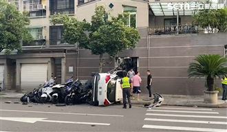 保時捷、休旅擦撞　刷一排5重機陪葬