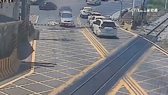 2轎車卡平交道！駕駛恐挨罰9萬