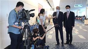 日本國會友台團體「日華議員懇談會」會長古屋圭司（右2）、日華懇事務局長木原稔（右1）22日上午從東京啟程訪台。（圖／翻攝自twitter.com/Furuya_keij）
