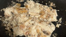 煎鹹粿。（圖／翻攝自爆廢公社）