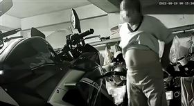 阿伯在原PO的重機尿尿。（圖／翻攝自《爆料公社》）