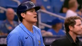 ▲張育成對於飛出界外的全壘打感到非常可惜。（圖／翻攝自李子NBALive YT頻道）