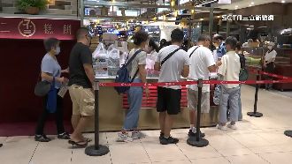 台中蛋黃酥快閃台北！民眾7點就來排