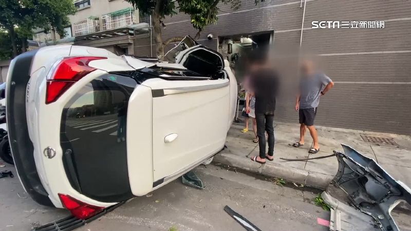 撞車波及路旁重機！業者：車主買回去