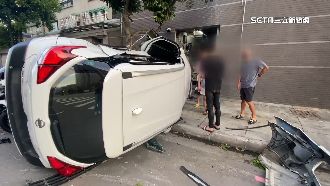 撞車波及路旁重機！業者：車主買回去