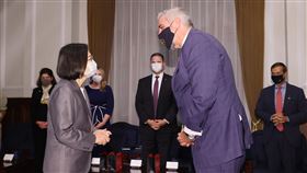 總統接見美國印第安納州州長侯康安（1）總統蔡英文（前左）22日在總統府接見美國印第安納州州長侯康安（Eric Holcomb）（前右）訪問團。蔡總統表示，印第安納州與台灣很有淵源，她期待，未來在既有的良好合作基礎上，彼此相互扶持、攜手前進，讓雙方關係更緊密、合作更深化。中央社記者鄭傑文攝  111年8月22日