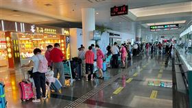 廈門機場湧現返台人潮上海解封數月，然而兩岸航班並未放寬，不少返台心切的民眾選擇長途跋涉到廈門搭機。圖為廈門機場準備回台的排隊人潮。中央社記者吳柏緯廈門攝  111年8月22日