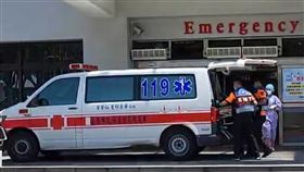 台南2警疑追嫌疑人遭攻擊  1人命危送醫台南市2名員警22日上午疑追捕嫌疑犯時，在安南區北汕尾三路段遭攻擊，其中1人傷勢嚴重，被送往永康奇美醫院急救。（讀者提供）中央社記者楊思瑞台南傳真  111年8月22日