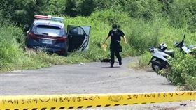 台南殺警案現場封鎖蒐證台南市2名員警22日上午疑似追緝贓車時，在安南區北汕尾三路遭攻擊傷重不治，警方隨後封鎖現場蒐證調查。（讀者提供）中央社記者楊思瑞台南傳真  111年8月22日