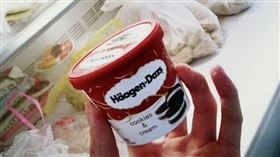 冰箱挖到哈根達斯！一開驚見「特製口味」網笑翻：阿嬤的愛（圖／翻攝自爆廢公社）