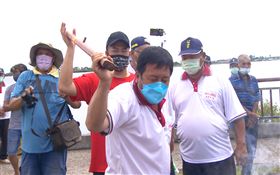 ▲含羞草協助一同請王（圖／寶島神很大）