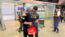 遭誘騙出國順利返台  男子感動擁抱員警民眾海外求職遭詐騙事件頻傳，民進黨原住民立委伍麗華透過公私部門力量協力營救，21日晚間有5人歷經波折總算順利返台，屏東警方北上接續偵查，其中一名男子因為太感動，出機場，見到警方，忍不住上前擁抱。（警方提供）中央社記者李卉婷傳真  111年8月22日